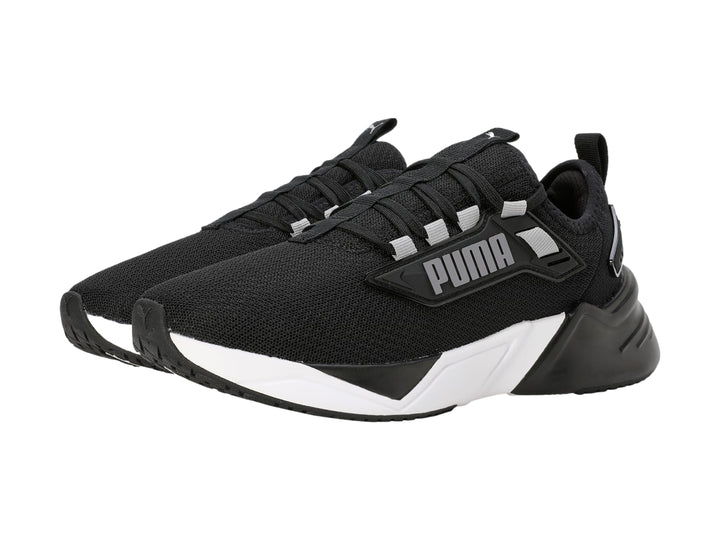 Tenis PUMA Retaliate 3 para mujer en color negro con detalles en plata y suela blanca.