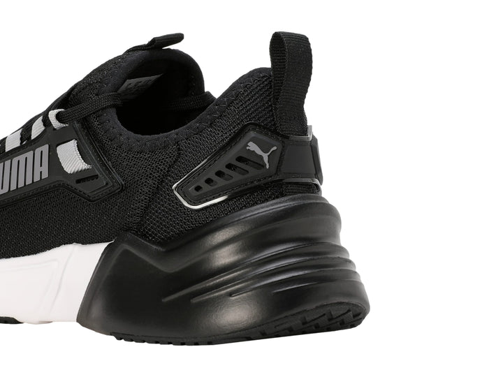 Tenis PUMA Retaliate 3 para mujer en color negro con detalles en plata y suela blanca.