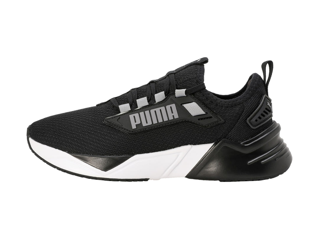 Tenis PUMA Retaliate 3 para mujer en color negro con detalles en plata y suela blanca.