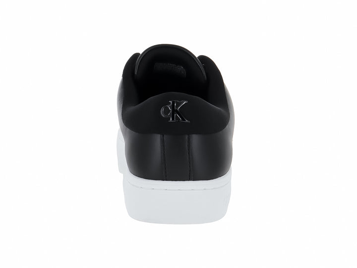 Tenis Calvin Klein de cuero negro con suela blanca y logotipo CK en el lateral.
