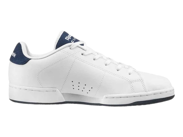 Tenis deportivos Reebok color blanco con detalles en azul en el talón, lengüeta y suela.