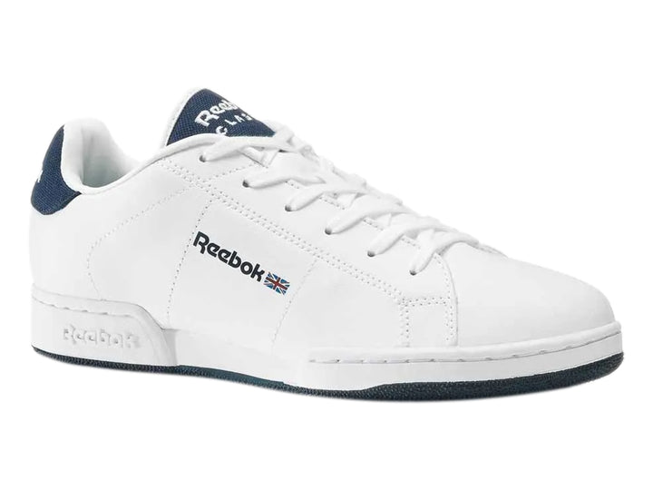 Tenis deportivos Reebok color blanco con detalles en azul en el talón, lengüeta y suela.