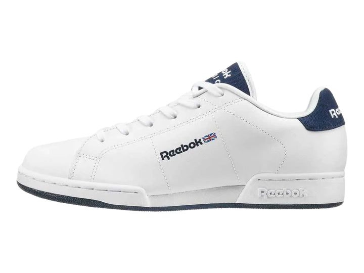 Tenis deportivos Reebok color blanco con detalles en azul en el talón, lengüeta y suela.