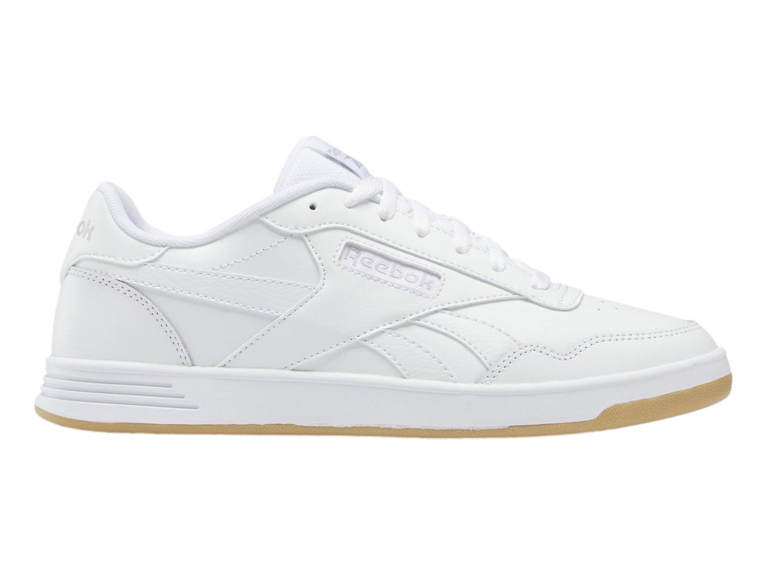 Tenis Reebok Court Advance en color blanco con suela de goma beige, vista lateral.