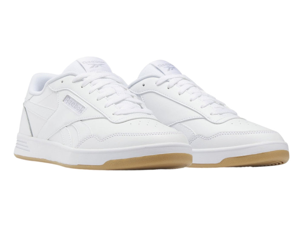 Tenis Reebok Court Advance en color blanco con suela de goma beige, vista lateral.