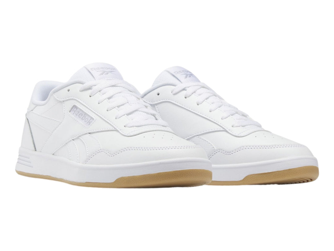 Tenis Reebok Court Advance en color blanco con suela de goma beige, vista lateral.