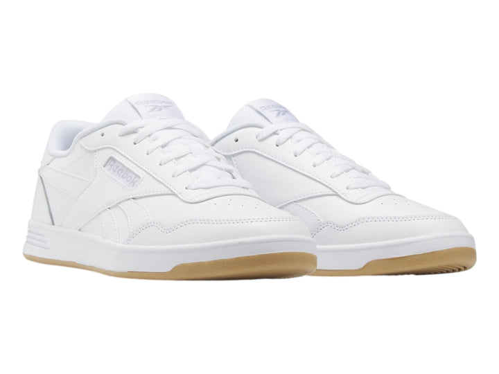 Tenis Reebok Court Advance en color blanco con suela de goma beige, vista lateral.