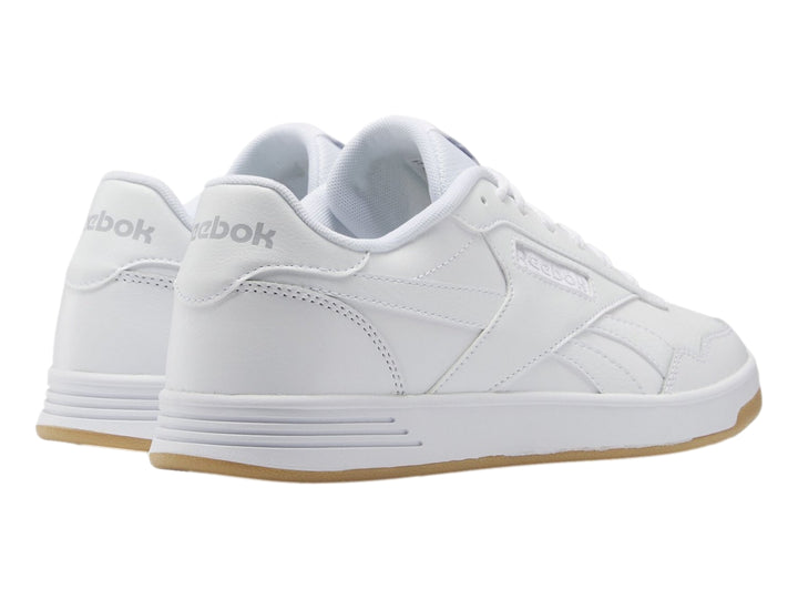 Tenis Reebok Court Advance en color blanco con suela de goma beige, vista lateral.