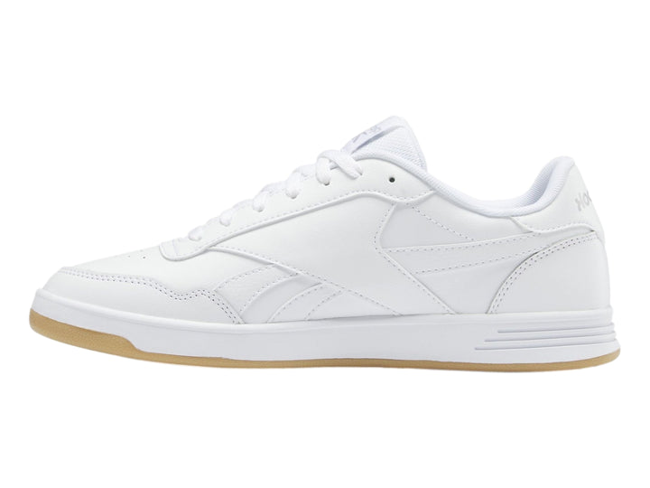Tenis Reebok Court Advance en color blanco con suela de goma beige, vista lateral.