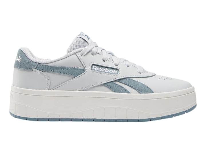 Tenis blancos Reebok con detalles en azul claro y suela de plataforma blanca.