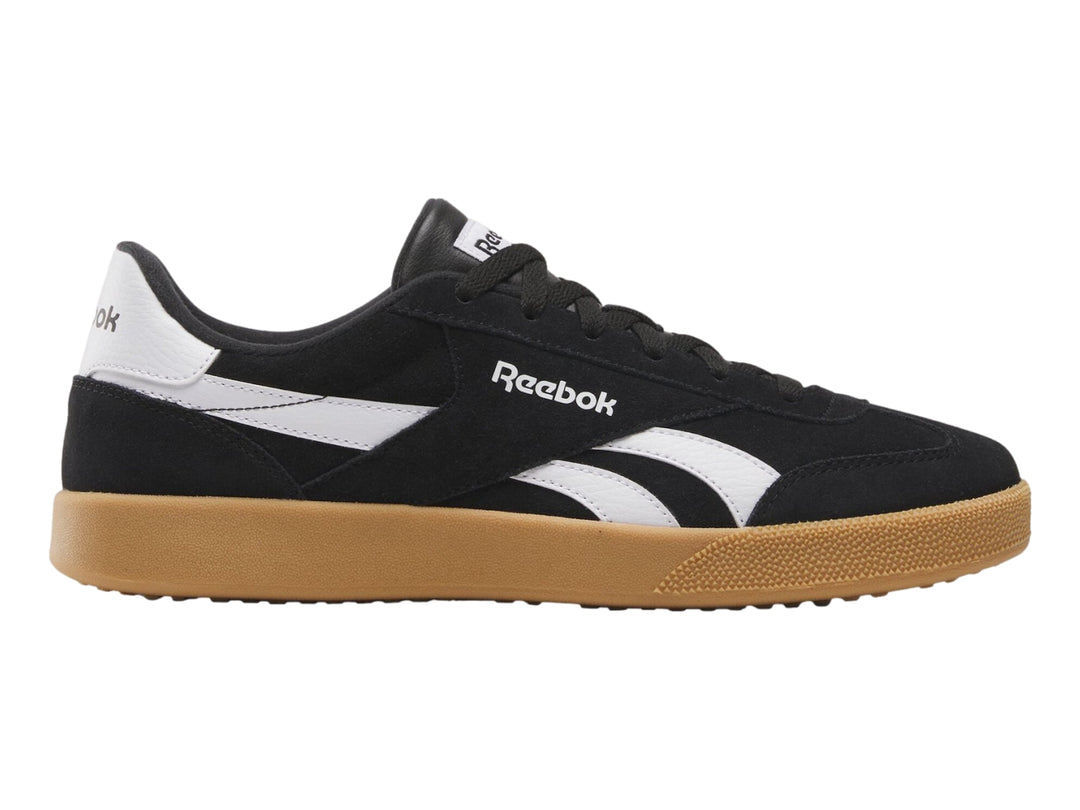 Tenis Reebok Smash Edge color negro con detalles blancos y suela de goma marrón.