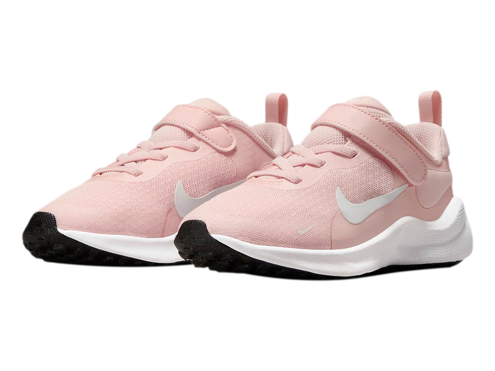 Tenis deportivos Nike Revolution 7 color rosa con suela blanca y correa de velcro.
