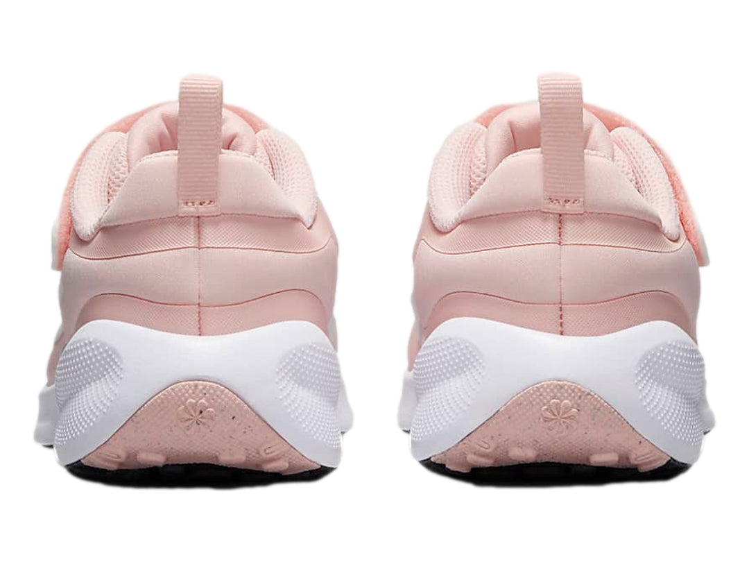Tenis deportivos Nike Revolution 7 color rosa con suela blanca y correa de velcro.