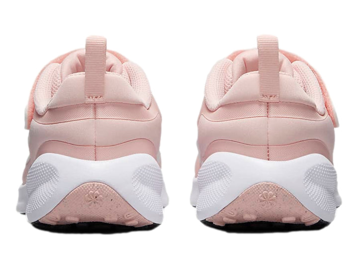 Tenis deportivos Nike Revolution 7 color rosa con suela blanca y correa de velcro.