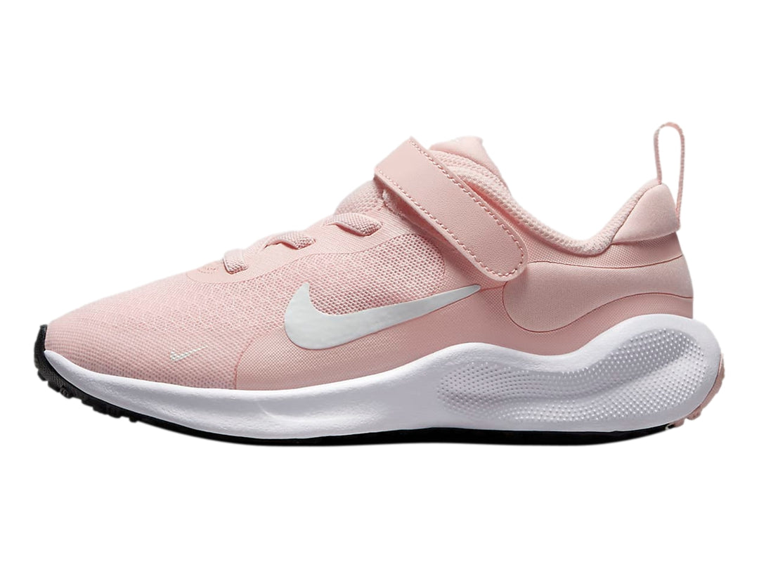 Tenis deportivos Nike Revolution 7 color rosa con suela blanca y correa de velcro.