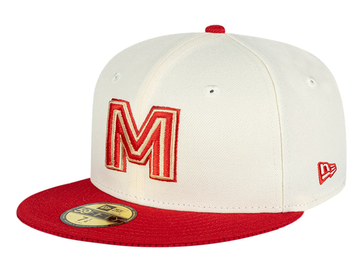 Gorra New Era color beige con visera roja y letra M bordada en rojo en el frente.