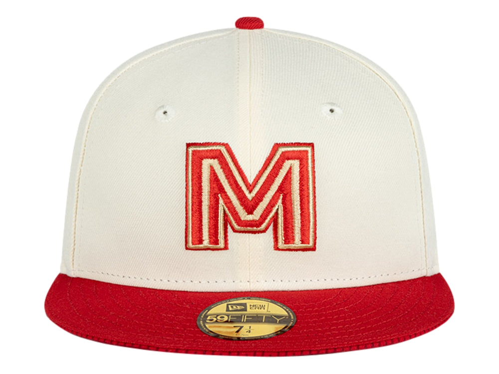Gorra New Era color beige con visera roja y letra M bordada en rojo en el frente.