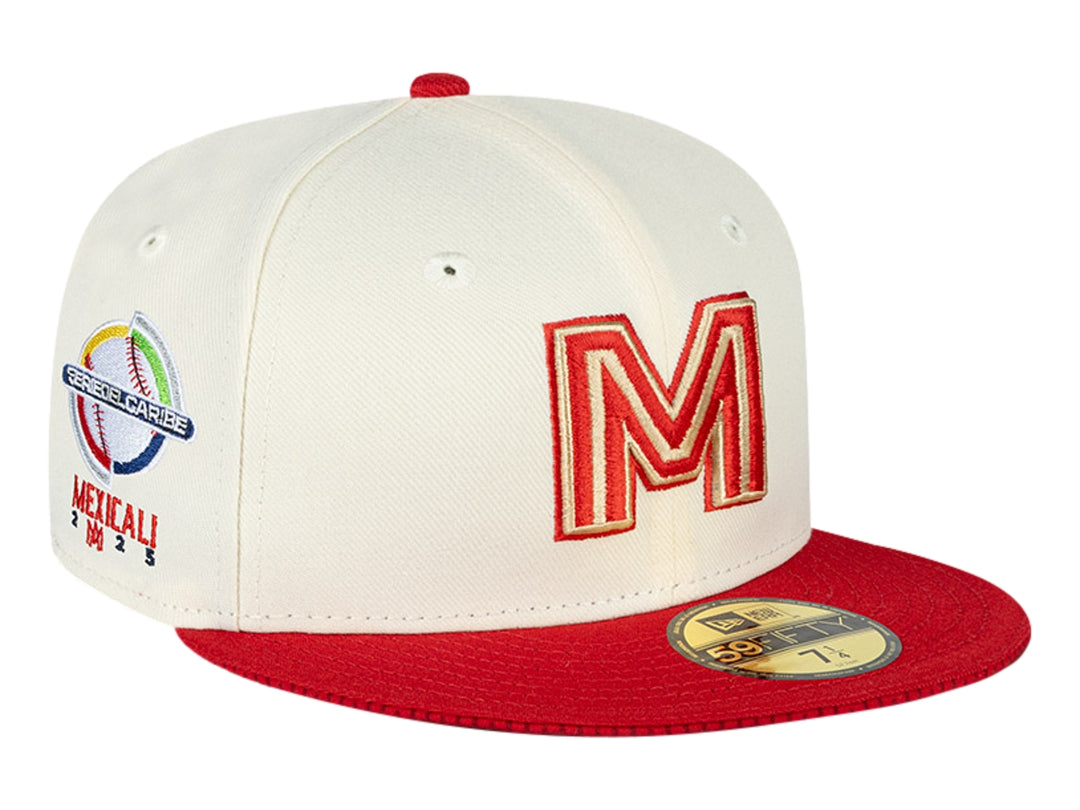 Gorra New Era color beige con visera roja y letra M bordada en rojo en el frente.