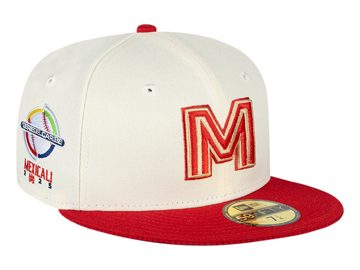 Gorra New Era color beige con visera roja y letra M bordada en rojo en el frente.
