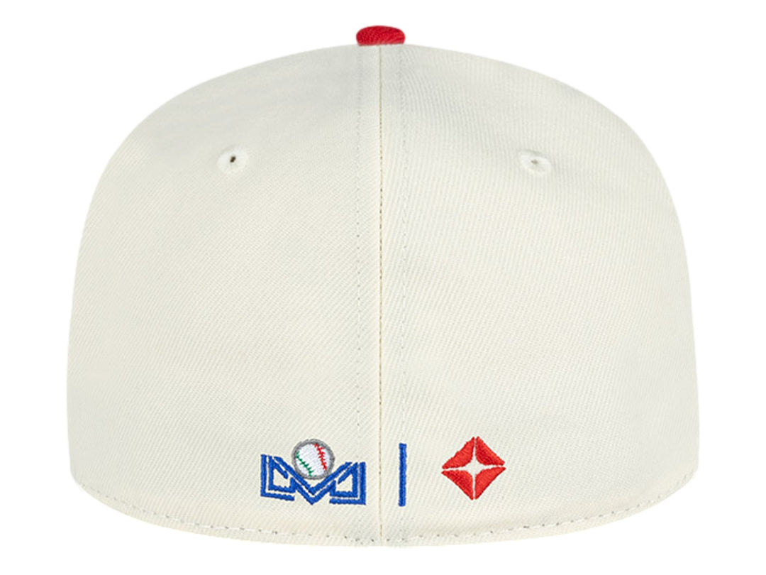 Gorra New Era color beige con visera roja y letra M bordada en rojo en el frente.