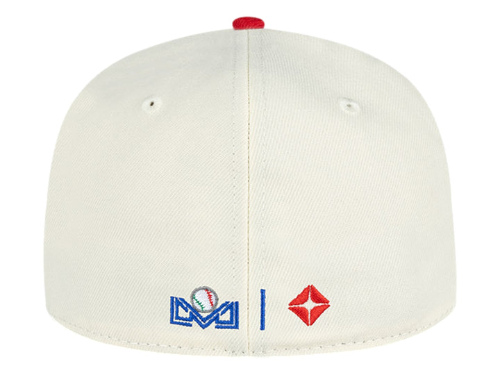 Gorra New Era color beige con visera roja y letra M bordada en rojo en el frente.