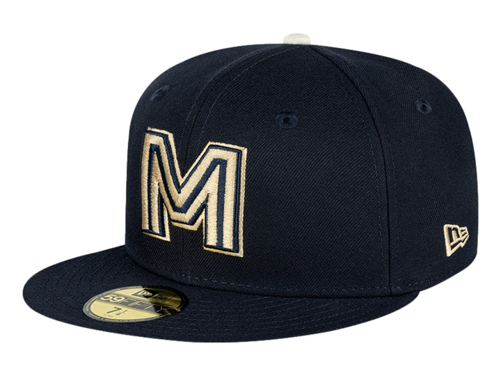Gorra New Era color navy con letra M bordada en dorado y visera plana.