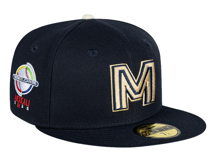 Gorra New Era color navy con letra M bordada en dorado y visera plana.