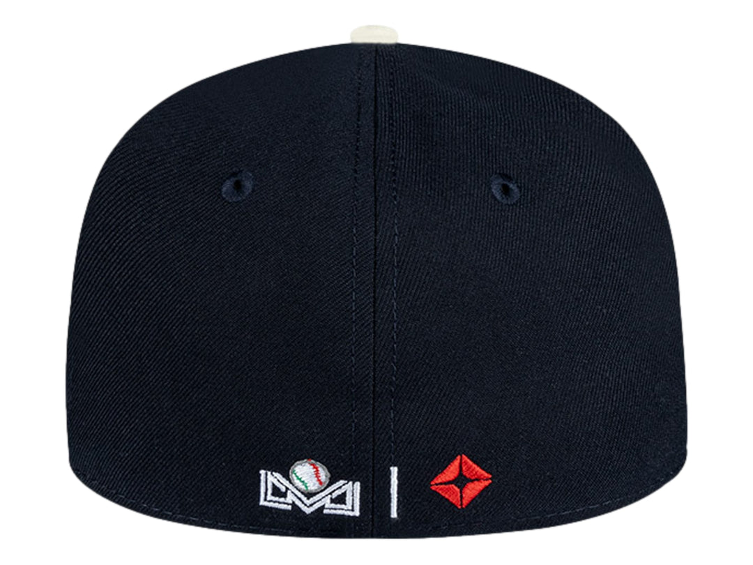 Gorra New Era color navy con letra M bordada en dorado y visera plana.