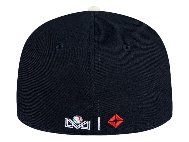 Gorra New Era color navy con letra M bordada en dorado y visera plana.