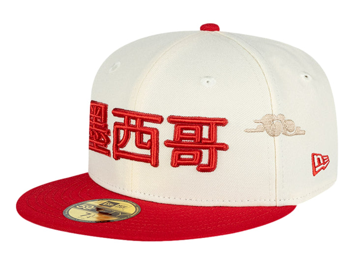 Gorra New Era beige con visera roja y bordados en rojo con caracteres chinos en el frente.