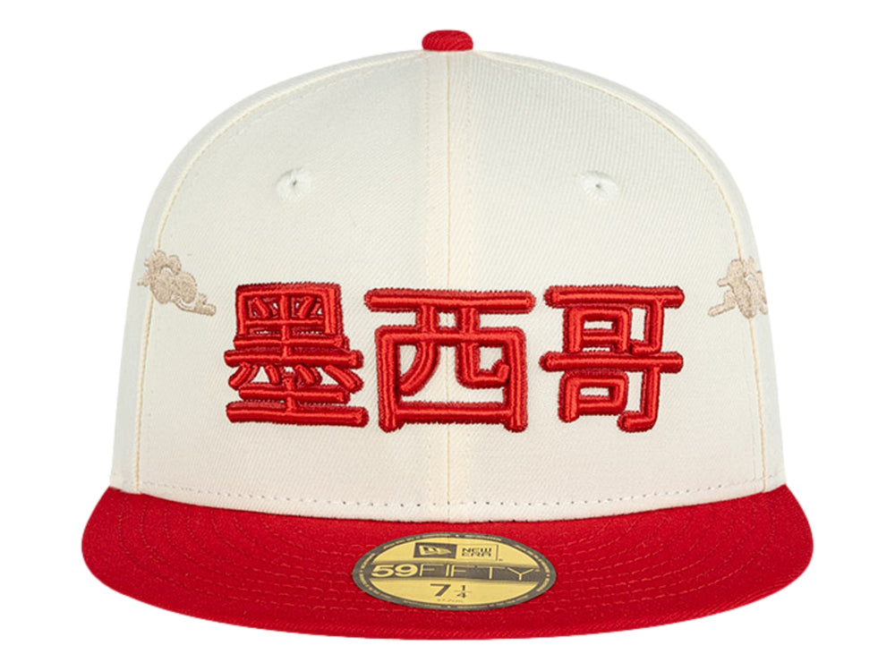 Gorra New Era beige con visera roja y bordados en rojo con caracteres chinos en el frente.