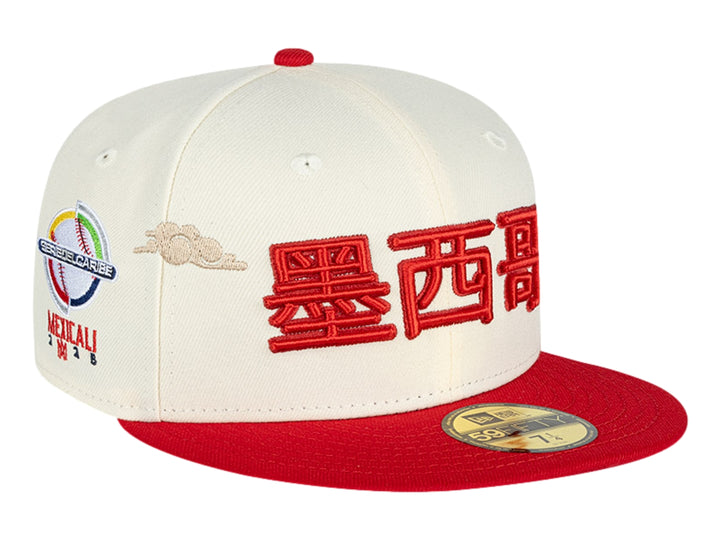 Gorra New Era beige con visera roja y bordados en rojo con caracteres chinos en el frente.