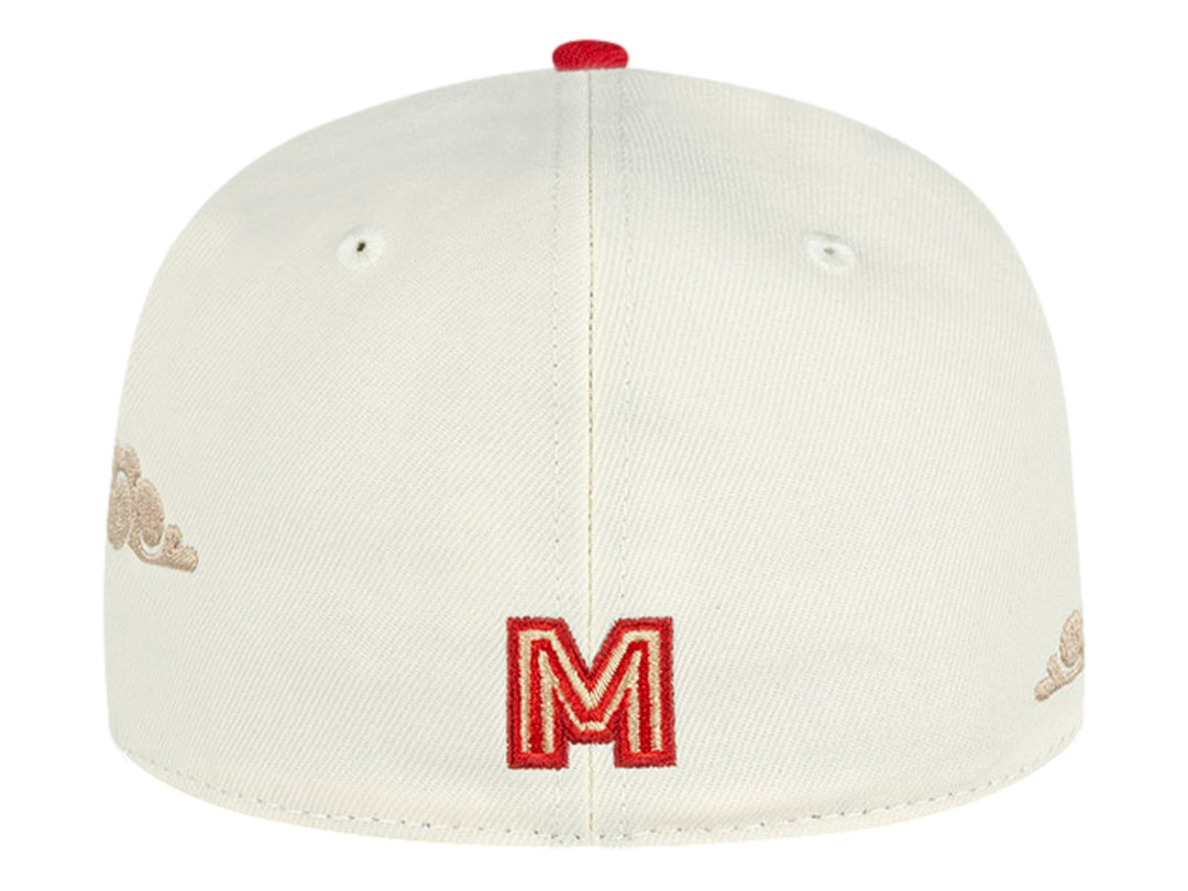 Gorra New Era beige con visera roja y bordados en rojo con caracteres chinos en el frente.