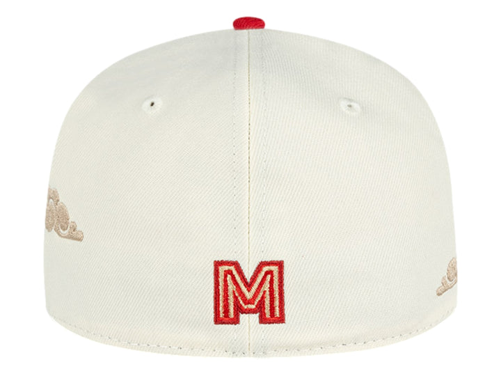 Gorra New Era beige con visera roja y bordados en rojo con caracteres chinos en el frente.