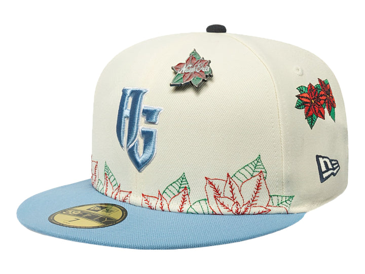 Gorra New Era blanca con visera azul claro y bordados navideños de flores rojas y verdes.