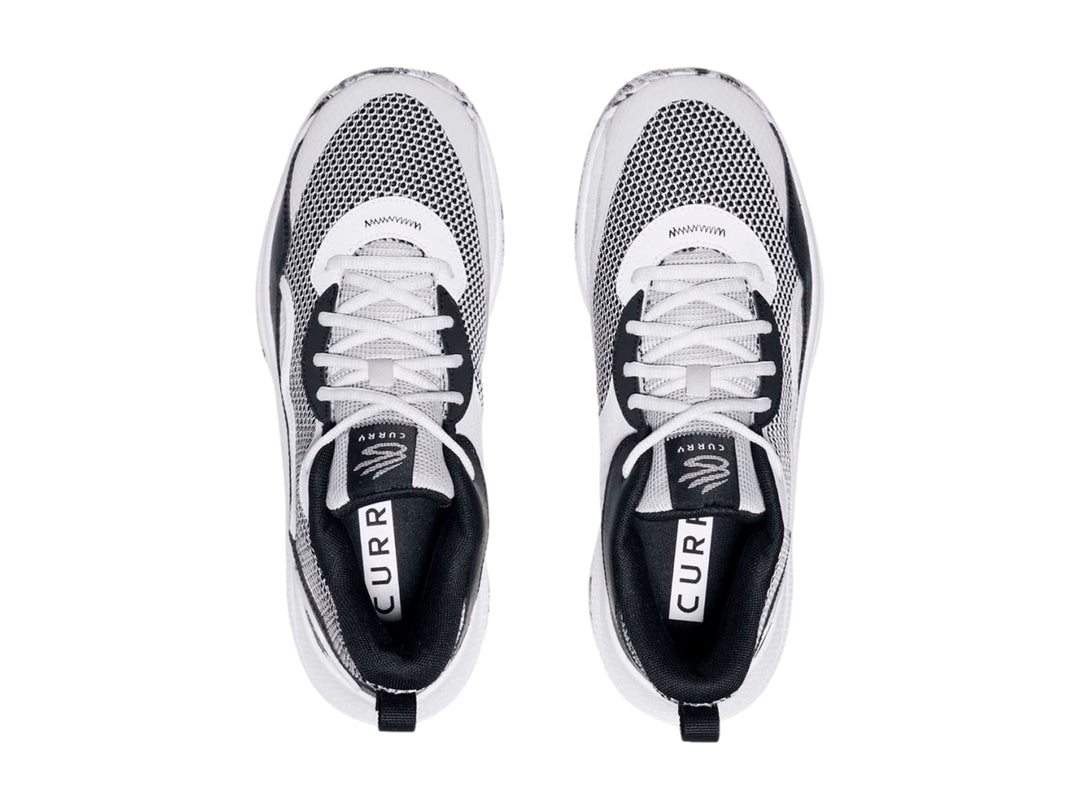 Tenis de baloncesto Under Armour Curry 3Z en color blanco y negro con detalles en malla.