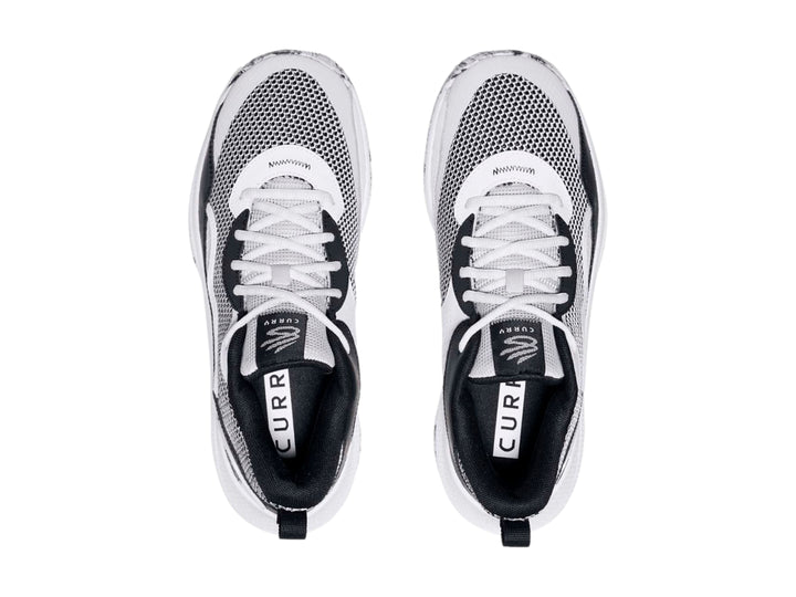 Tenis de baloncesto Under Armour Curry 3Z en color blanco y negro con detalles en malla.