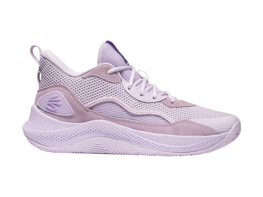 Tenis de baloncesto Under Armour Curry en color morado con tejido de malla y suela robusta.