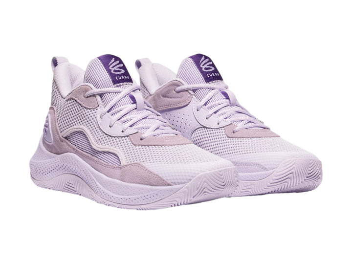 Tenis de baloncesto Under Armour Curry en color morado con tejido de malla y suela robusta.