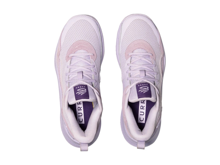 Tenis de baloncesto Under Armour Curry en color morado con tejido de malla y suela robusta.