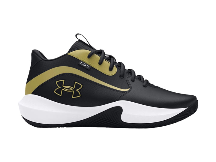 Tenis de baloncesto Under Armour Lockdown 7 en color negro con detalles dorados y suela blanca.