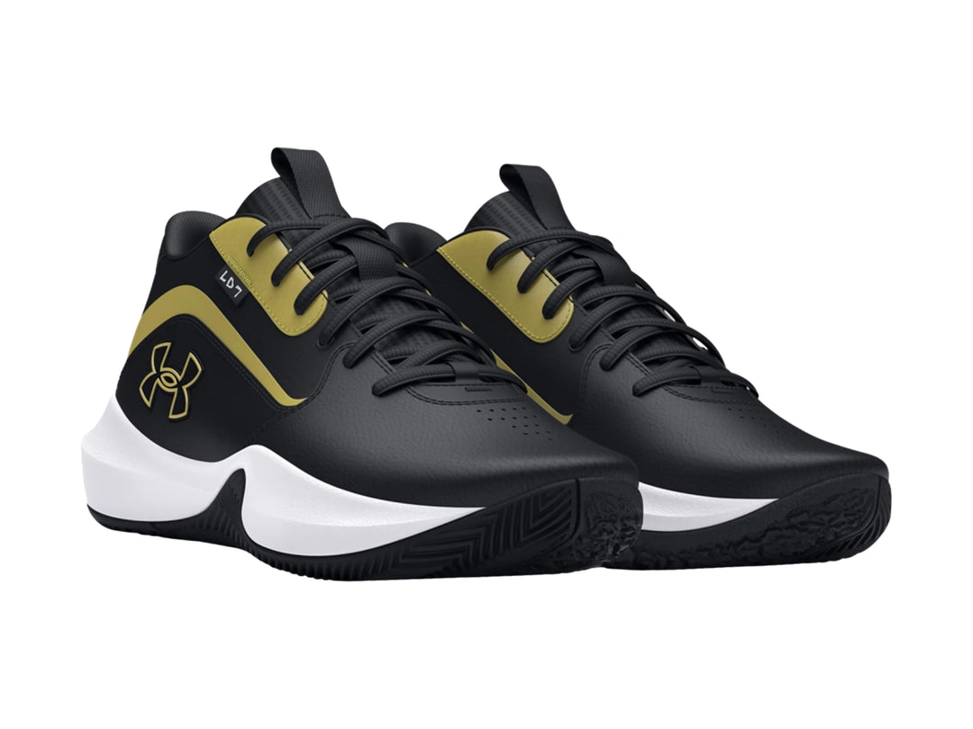 Tenis de baloncesto Under Armour Lockdown 7 en color negro con detalles dorados y suela blanca.