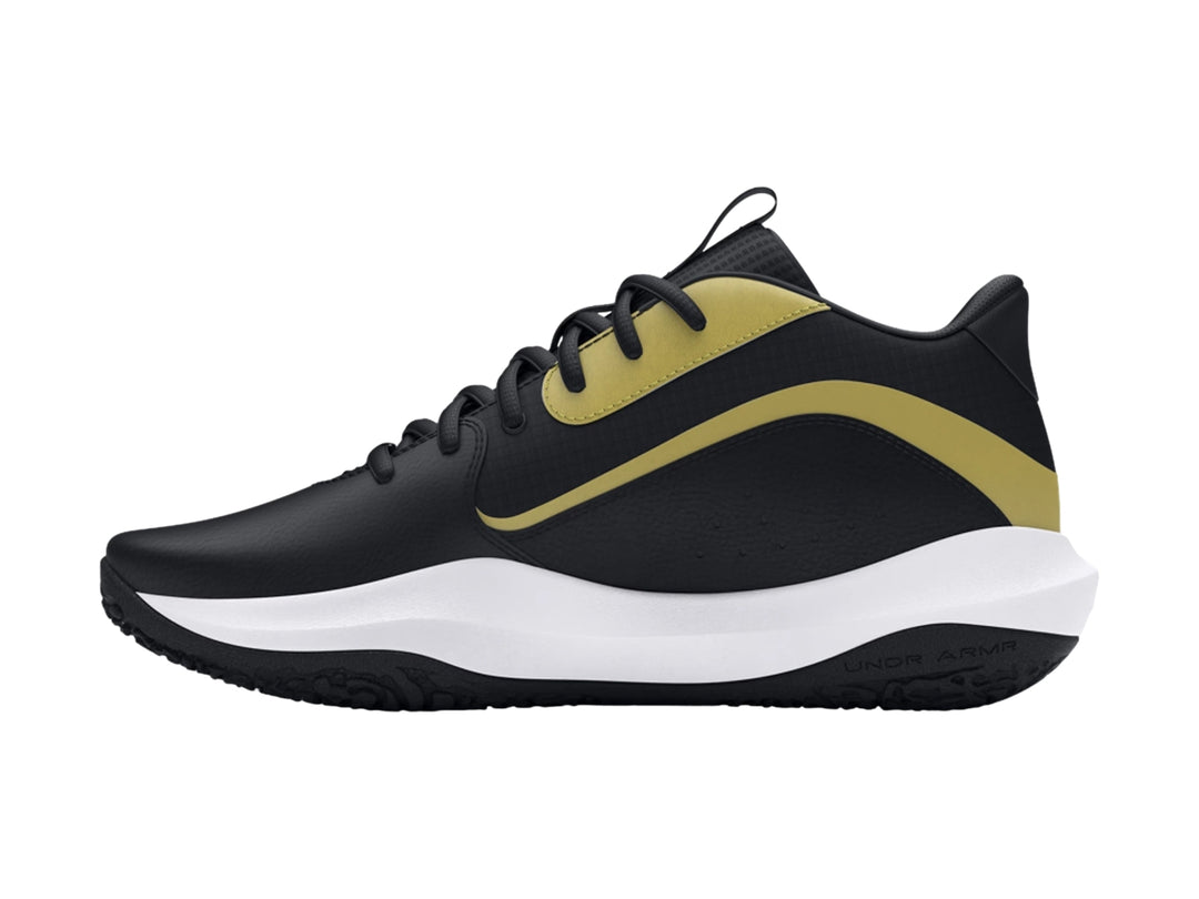 Tenis de baloncesto Under Armour Lockdown 7 en color negro con detalles dorados y suela blanca.