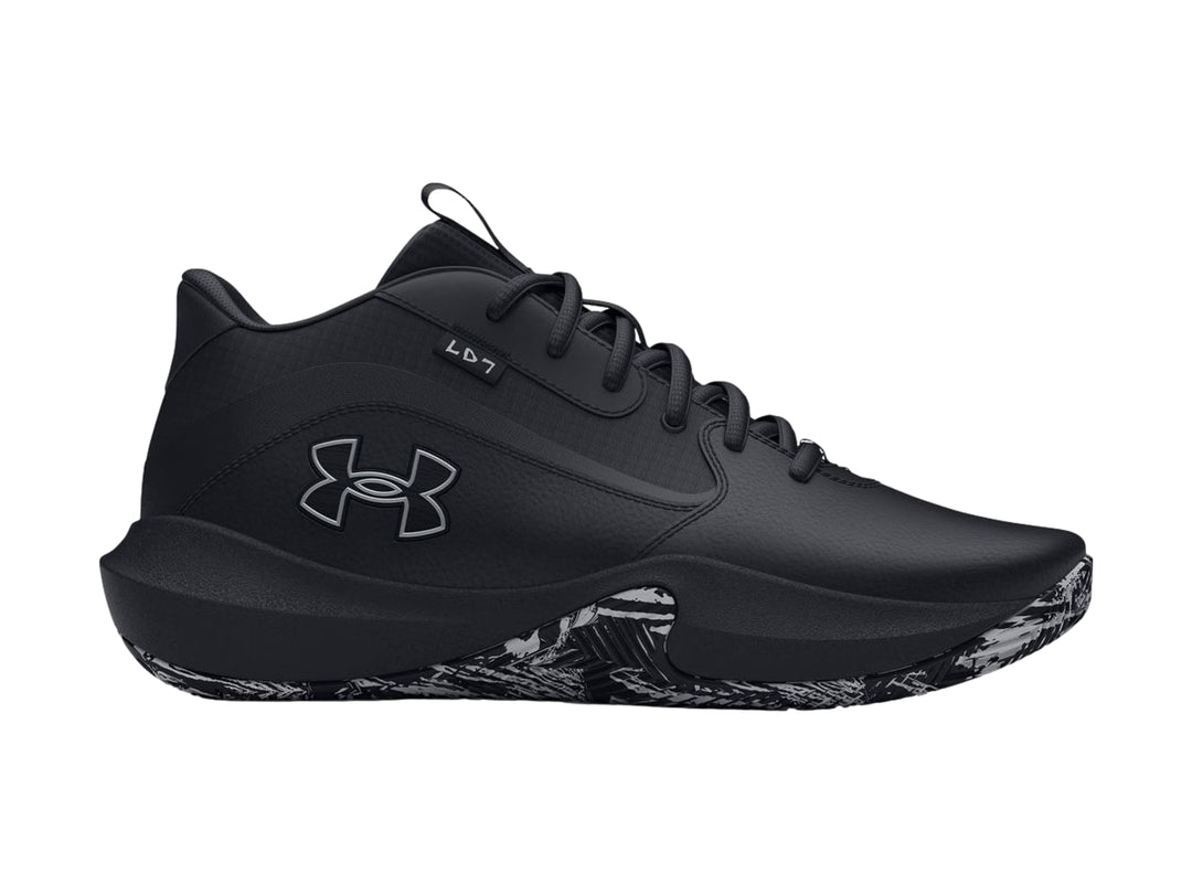 Tenis de baloncesto Under Armour Lockdown 7 color negro con suela estampada en blanco y negro.