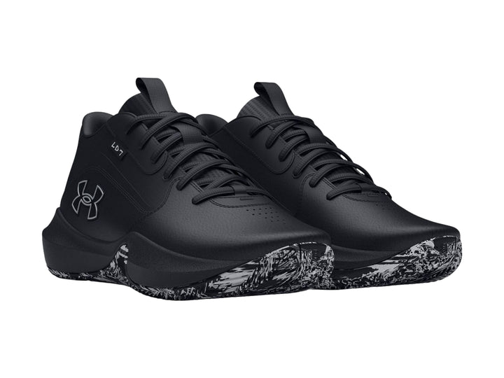 Tenis de baloncesto Under Armour Lockdown 7 color negro con suela estampada en blanco y negro.