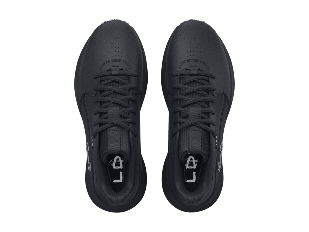 Tenis de baloncesto Under Armour Lockdown 7 color negro con suela estampada en blanco y negro.