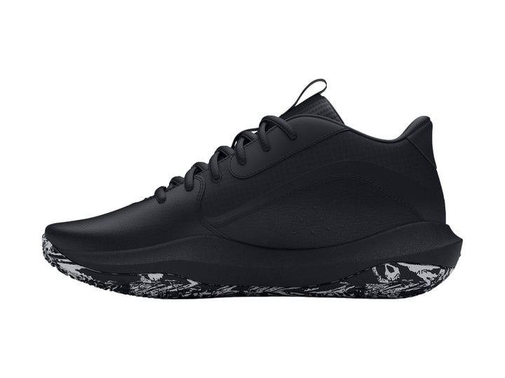 Tenis de baloncesto Under Armour Lockdown 7 color negro con suela estampada en blanco y negro.