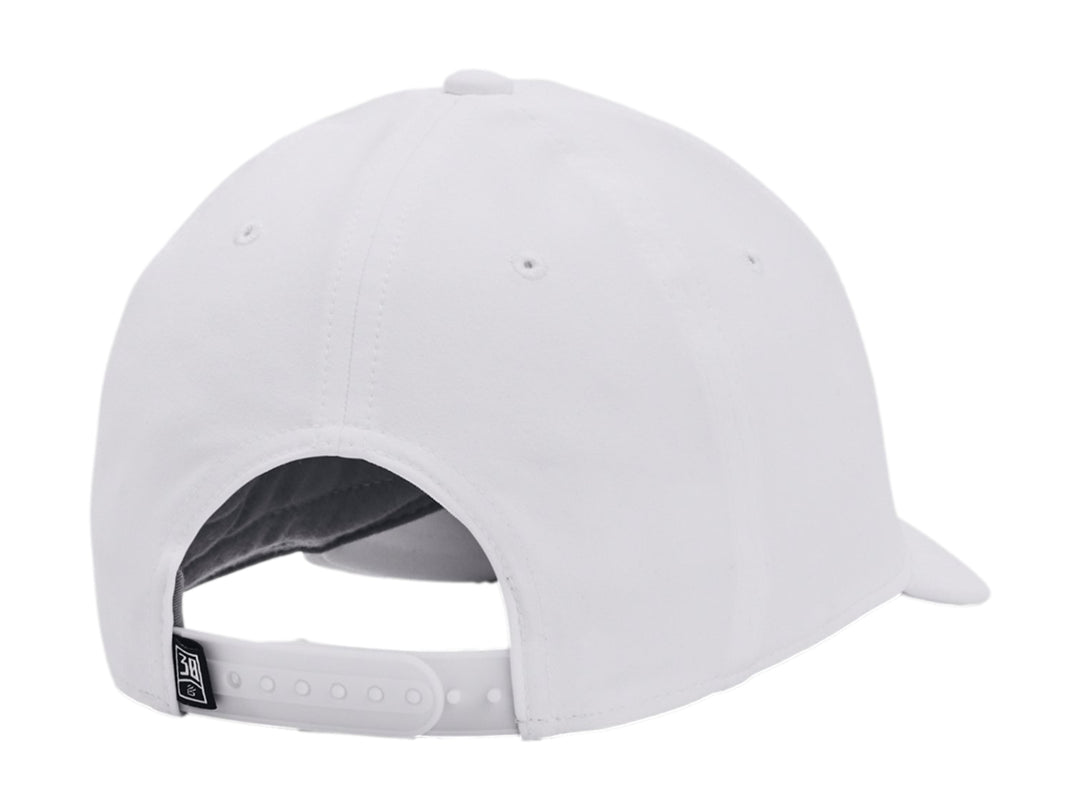 Gorra Under Armour blanca con logotipo de Stephen Curry en color negro en el frente.