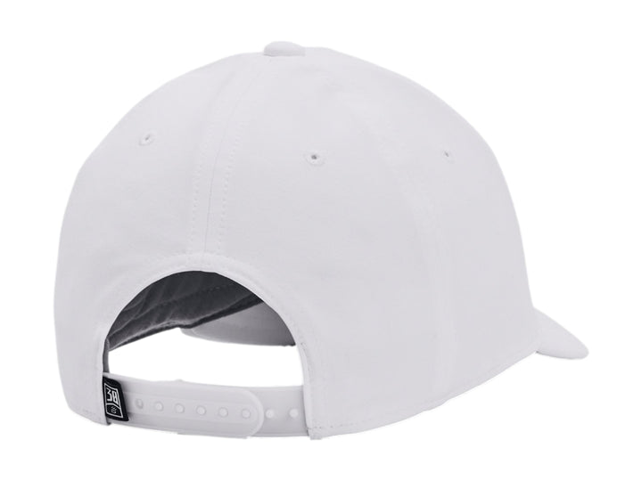 Gorra Under Armour blanca con logotipo de Stephen Curry en color negro en el frente.