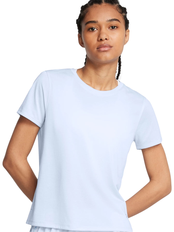 Mujer vistiendo una camiseta deportiva de manga corta en color azul claro de la marca Under Armour.